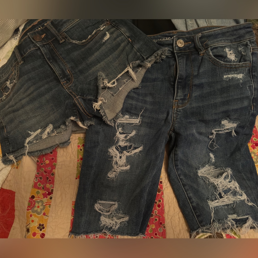 AE DISTRESSED JEAN SHORTS 2PAIR SZ 6